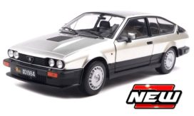 vieille voiture de sport italienne grise