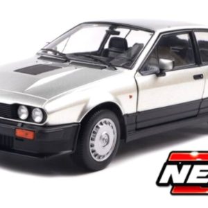 vieille voiture de sport italienne grise