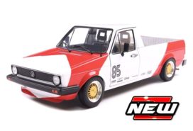 vieille voiture pick up blanche et rouge