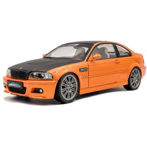 vieille voiture allemande coupe de sport orange avec capot noir