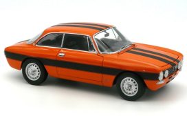 vieille voiture de sport coupe italienne orange et noire
