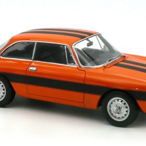 vieille voiture de sport coupe italienne orange et noire