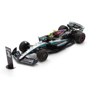 voiture de course noire et verte formule 1