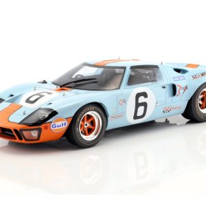 vieille voiture de course orange et bleu