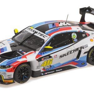 voiture de course coupe blanche rouge et bleu