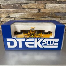 machine agricole jaune et bleu