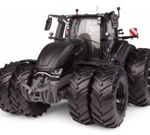 gros tracteur agricole noir