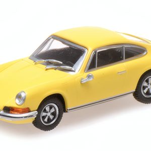 vieille voiture coupe jaune