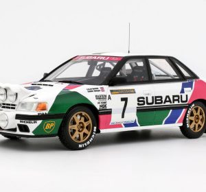 vieille voiture de rallye blanche et rose