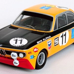 vieille voiture de course jaune noire et rouge