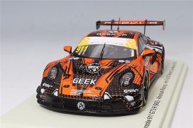 voiture allemande de course orange et noire