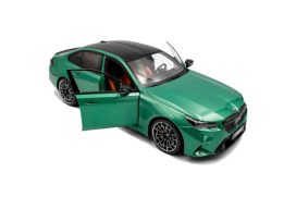 voiture berline de sport verte