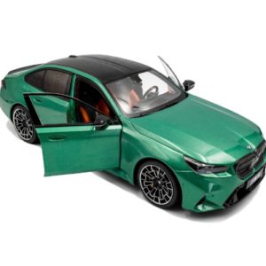 voiture berline de sport verte