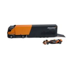 camion de transport de voiture avec formule 1 orange et noire