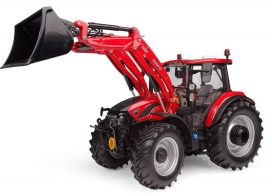 gros tracteur agricole rouge avec pelle chargeur avant