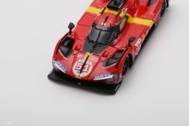 voiture italienne de course rouge et jaune