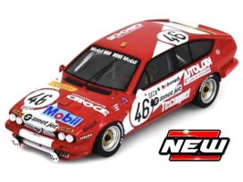 vieille voiture italienne de course rouge et blanche