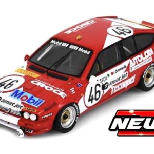 vieille voiture italienne de course rouge et blanche