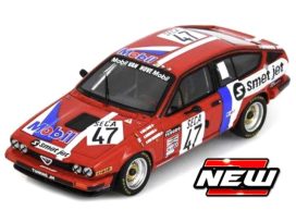 vieille voiture de course italienne rouge blanche et bleu