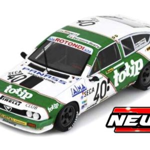 vieille voiture de course italienne blanche et verte