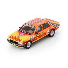 vieille voiture de course française orange