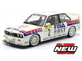 vieille voiture allemande de course blanche