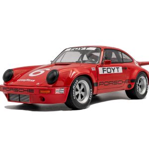 vieille voiture allemande de course rouge