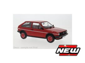 vieille petite voiture rouge