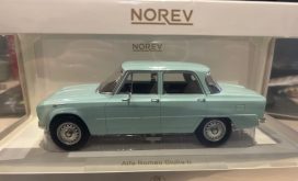 vieille voiture italienne verte