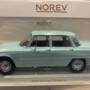 vieille voiture italienne verte