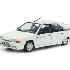 vieille voiture française blanche