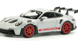 voiture de sport allemande grise et rouge