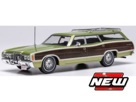 vieille voiture break americain avec du bois