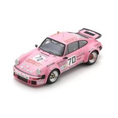 vieille voiture de course coupe rose