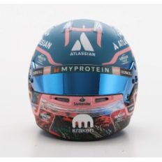 casque de pilote de formule 1 rose et bleu
