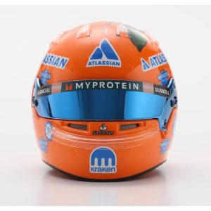 casque orange de pilote de formule 1