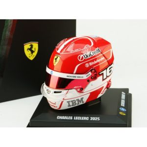 casque rouge de pilote de course formule 1
