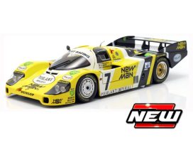 vieille voiture de course jaune blanche et noire