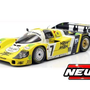 vieille voiture de course jaune blanche et noire