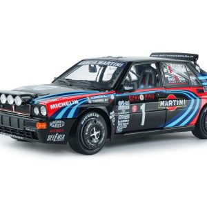 vieille voiture de rallye italienne noire rouge et bleu