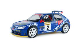 vieille voiture de rallye française bleu