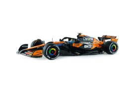 voiture de course formule 1 orange et noire