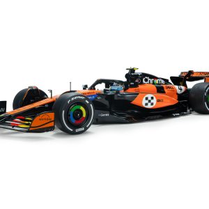 voiture anglaise de course formule 1 noire et orange