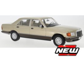 vieille voiture limousine couleur or