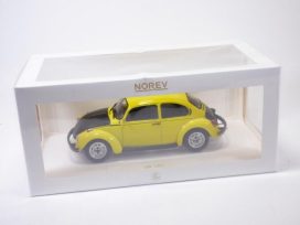 vieille voiture juane et noire