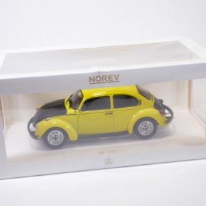 vieille voiture juane et noire