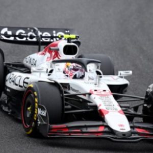 voiture de course formule 1 blanche