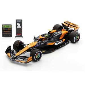 voiture de course orange et noire