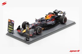 voiture de course formule 1 mauve