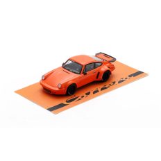 vieille voiture de sport orange et noire